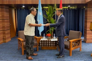 Đại sứ Phạm Thanh Bình trình Quốc thư lên Tổng thống Liên bang Micronesia Wesley W. Simina. (Ảnh: Đại sứ quán Việt Nam tại Trung Quốc)