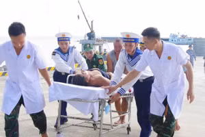 Kịp thời đưa người bệnh vào Bệnh xá đảo Trường Sa cấp cứu.
