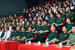 Các đại biểu tham dự chương trình chính luận nghệ thuật "Tổ quốc ghi công - Lời hứa với mẹ".