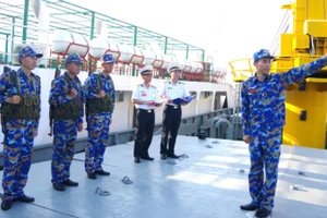 Đoàn kiểm tra nội dung thông qua giáo án huấn luyện Kỹ thuật chiến đấu bộ binh trên tàu Trường Sa 12, Hải đội 3.