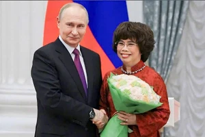 Tổng thống Liên bang Nga Vladimir Putin trao tặng Anh hùng Lao động Việt Nam Thái Hương Huân chương Hữu nghị của Nhà nước Liên bang Nga. (Ảnh: Điện Kremlin)
