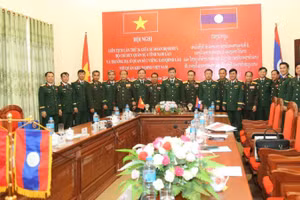 Đoàn đại biểu hai bên.