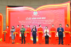 Các đồng chí lãnh đạo cắt băng khai mạc Ngày sách và phát động phong trào đọc sách trong Công an nhân dân.