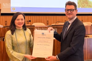 Đại sứ Nguyễn Thị Vân Anh nhận Bằng tiếp tục công nhận Công viên địa chất Non nước Cao Bằng là Công viên địa chất toàn cầu UNESCO.