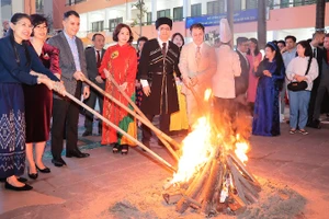 "Nghi thức thắp lửa Novruz" biểu tượng cho sự thanh tẩy, xua tan muộn phiền và xóa sạch tiêu cực. (Ảnh: KHẮC KIÊN)
