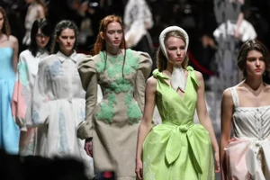 Các người mẫu trình diễn thời trang Alena Akhmadullina trong khuôn khổ Tuần lễ Thời trang Moskva lần thứ 6 tại Trung tâm triển lãm Manege. (Ảnh: RIA Novosti)