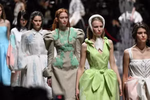 Các người mẫu trình diễn thời trang Alena Akhmadullina trong khuôn khổ Tuần lễ Thời trang Moskva lần thứ 6 tại Trung tâm triển lãm Manege. (Ảnh: RIA Novosti)