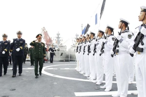 Bộ trưởng Phan Văn Giang duyệt đội danh dự trên Tàu 568 của Hải quân Trung Quốc.