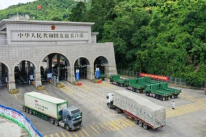 Các phương tiện thông quan tại cửa khẩu Hữu Nghị Quan, Quảng Tây, Trung Quốc. (Ảnh: ifeng.com)