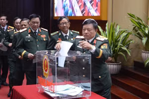 Các đại biểu bỏ phiếu bầu Ban Chấp hành Trung ương Hội Cựu chiến binh Việt Nam khóa VIII.