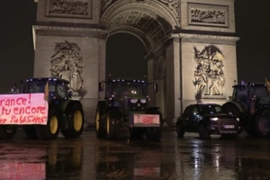 Nông dân Pháp biểu tình phản đối Hiệp định EU-MERCOSUR tại Khải Hoàn Môn ở Paris ngày 8/1.