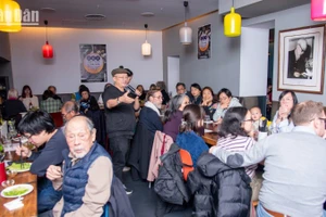 Bữa cơm cộng đồng đoàn kết hướng về các nạn nhân bão lũ lần thứ hai tiếp tục thu hút sự tham gia của đông đảo kiều bào tại Pháp. (Ảnh: KHẢI HOÀN)