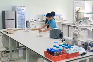 Hệ thống phòng thí nghiệm ngày càng được quan tâm đầu tư trang thiết bị hiện đại, từ dụng cụ, vật tư tiêu hao đến những hệ thống máy chuyên dụng với giá trị lớn.