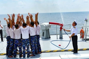 Nghi thức tắm nước biển cho thủy thủ.