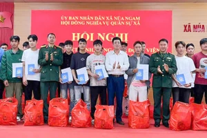 Xã Núa Ngam, tỉnh Điện Biên tặng quà động viên các thanh niên lên đường nhập ngũ.