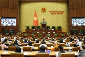 Cùng với quá trình hoàn thiện về chức năng lập pháp và giám sát, phương thức điều hành nghị viện của Quốc hội Việt Nam cũng có những bước đổi mới quan trọng, thích ứng với yêu cầu phát triển của đất nước trong bối cảnh khoa học-công nghệ phát triển nhanh và mạnh mẽ. (Ảnh: DUY LINH)