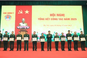 Trao các hình thức khen thưởng tặng tập thể, cá nhân đạt thành tích xuất sắc trong thực hiện nhiệm vụ năm 2025.