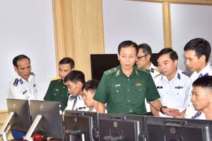 Đoàn Công tác Bộ Quốc phòng kiểm tra tại Trung tâm Chỉ huy Bộ Tư lệnh Vùng Cảnh sát biển 4.