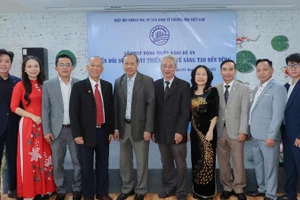 Tổ triển khai đề án của hiệp hội chụp ảnh kỷ niệm tại lễ phát động.