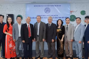 Tổ triển khai đề án của hiệp hội chụp ảnh kỷ niệm tại lễ phát động.