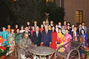 Đại diện cộng đồng người Việt sinh sống, học tập, làm việc tại Trung Quốc vinh dự chụp ảnh cùng Tổng Bí thư, Chủ tịch nước Tô Lâm trong chuyến thăm Trung Quốc năm 2024. (Ảnh: TTXVN)