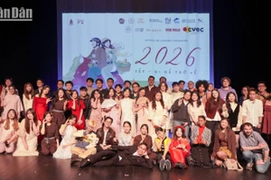 Ảnh lưu niệm tập thể tại sự kiện Tết 2026 của cộng đồng Việt Nam và các bạn bè quốc tế tại thành phố Rennes.