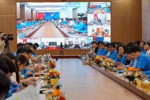 Đây là lần đầu tiên, Hội nghị Ban Chấp hành Tổng Liên đoàn tổ chức với hình thức trực tiếp và trực tuyến 42 điểm cầu. (Ảnh: HỮU CHÁNH)