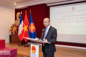 Mỗi tấm lòng, mỗi sự sẻ chia đều vô cùng trân quý, giúp đồng bào vùng lũ có niềm tin, động lực và điều kiện để đứng dậy sau đợt thiên tai. (Ảnh: KHẢI HOÀN)