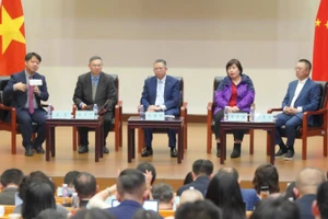 Đại sứ Phạm Thanh Bình (giữa) trao đổi chuyên đề tại Đại học Nhân dân Trung Quốc.