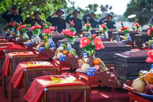 Lễ truy điệu và an táng quân tình nguyện và chuyên gia Việt Nam hy sinh tại nước bạn Lào quy tập về Nghĩa trang liệt sĩ Nghi Lộc (Nghệ An). (Ảnh: THÀNH ĐẠT)
