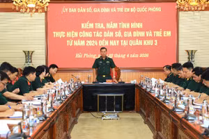 Thiếu tướng Huỳnh Tấn Hùng, Phó Chủ nhiệm Tổng cục Hậu cần-Kỹ thuật, Phó Chủ tịch Thường trực Ủy ban Dân số, Gia đình và Trẻ em Bộ Quốc phòng, kiểm tra, nắm tình hình tại Quân khu 3.