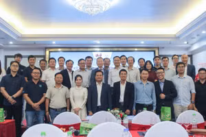 Các chuyên gia, diễn giả chụp ảnh lưu niệm.