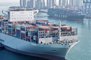 Tàu hàng ra vào cảng Thanh Đảo, tỉnh Sơn Đông, Trung Quốc. (Ảnh: Tân Hoa xã)