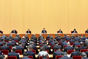 Ban Thường vụ Bộ Chính trị Trung ương Đảng Cộng sản Trung Quốc chủ trì Hội nghị. (Ảnh: Tân Hoa xã)