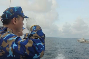 Cán bộ, chiến sĩ Tàu 265 chào Tàu 1144 Hải quân Hoàng gia Campuchia.