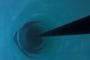 Khoan lớp băng bằng nước nóng ở khu vực hồ Kirin nằm dưới lớp băng ở Nam Cực. (Ảnh chụp màn hình CCTV Trung Quốc)