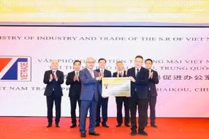 Các đại biểu chứng kiến Lễ khai trương Văn phòng Xúc tiến thương mại Việt Nam tại Hải Khẩu.