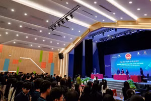 Hệ thống Trường phổ thông Liên cấp Song ngữ quốc tế Wellspring mô tả Phiên tòa giả định để giáo dục học sinh.