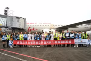 Nghi thức chào mừng chuyến bay đầu tiên của đường bay quốc tế Quế Lâm-Hà Nội. (Ảnh: Cục Văn hóa, Phát thanh, Truyền hình và Du lịch thành phố Quế Lâm)