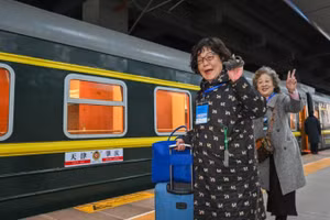 Du khách chuẩn bị lên chuyến tàu hỏa du lịch dành riêng cho người cao tuổi tại ga Thiên Tân, Trung Quốc. (Ảnh: Tân Hoa xã)