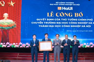 Phó Giáo sư, Tiến sĩ Kiều Xuân Thực nhận Quyết định của Thủ tướng Chính phủ chuyển Trường đại học Công nghiệp Hà Nội thành Đại học Công nghiệp Hà Nội.