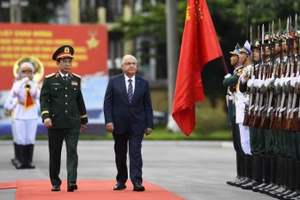 Đại tướng Phan Văn Giang, Ủy viên Bộ Chính trị, Phó Bí thư Quân ủy Trung ương, Bộ trưởng Quốc phòng và Ngài Yasar Guler, Bộ trưởng Quốc phòng Thổ Nhĩ Kỳ duyệt đội hình danh dự.