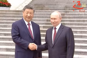 Chủ tịch Tập Cận Bình đón Tổng thống Putin. (Ảnh: Tân Hoa xã)