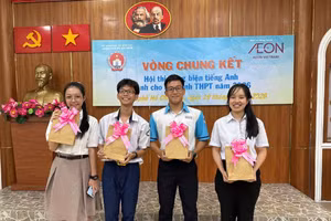 Trần Nguyên Chương thứ 3 (từ trái sang).