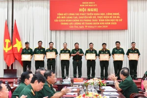 Trao Bằng khen tặng tập thể, cá nhân có thành tích xuất sắc.