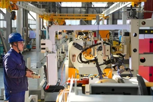 Kỹ sư đang hiệu chỉnh thiết bị tại nhà máy điện ở Cáp Nhĩ Tân, Trung Quốc. (Ảnh: Tân Hoa xã)