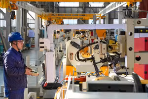 Kỹ sư đang hiệu chỉnh thiết bị tại nhà máy điện ở Cáp Nhĩ Tân, Trung Quốc. (Ảnh: Tân Hoa xã)