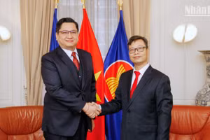 Đại sứ Trịnh Đức Hải chân thành cảm ơn Đại sứ Kalamoungkhoune Souphanouvong và Đoàn Đại sứ quán Lào về những lời chúc tốt đẹp nhân dịp Đại hội XIV của Đảng thành công rất tốt đẹp. 