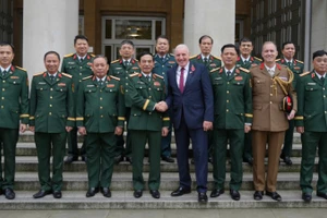 Đại tướng Phan Văn Giang và Quốc vụ khanh Quốc phòng Anh Vernon Coaker cùng các đại biểu.