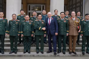 Đại tướng Phan Văn Giang và Quốc vụ khanh Quốc phòng Anh Vernon Coaker cùng các đại biểu.